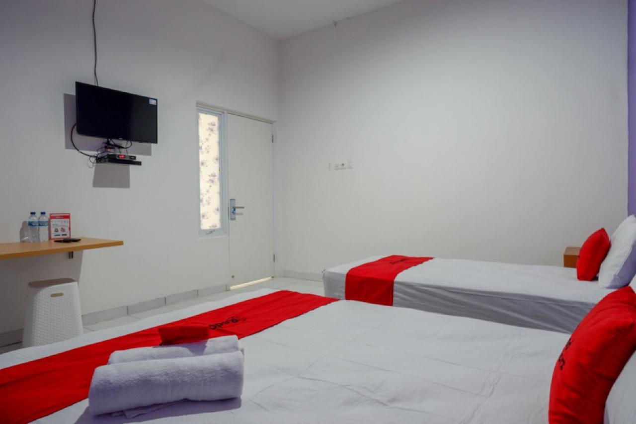 Отель Reddoorz Near Alun Alun Kaliwungu Kendal Brangsong Экстерьер фото